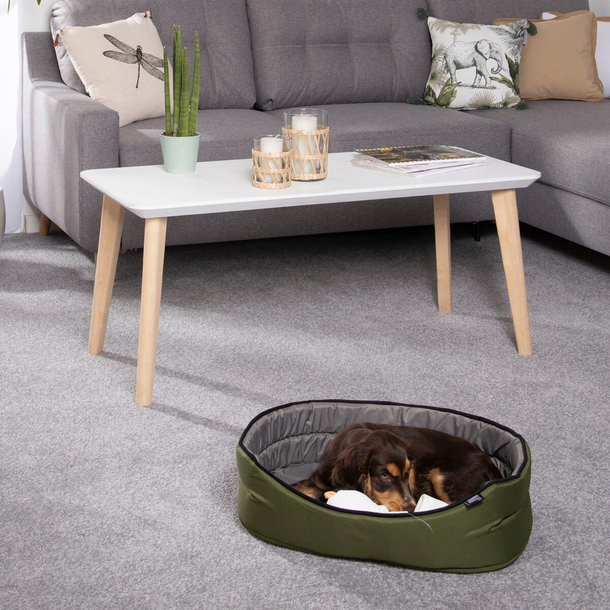 Black oval waterproof and anti-stain basket in polyester and foam for animals Love Story