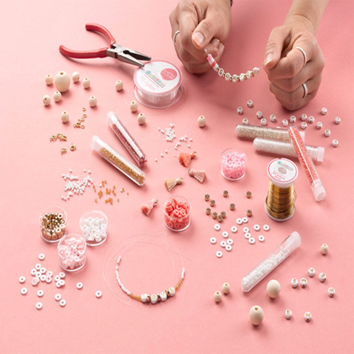 Lot 15 tubes Perles de rocaille différentes + 1 tube 10 fermoirs + 1 bobine de fil nylon Colorem